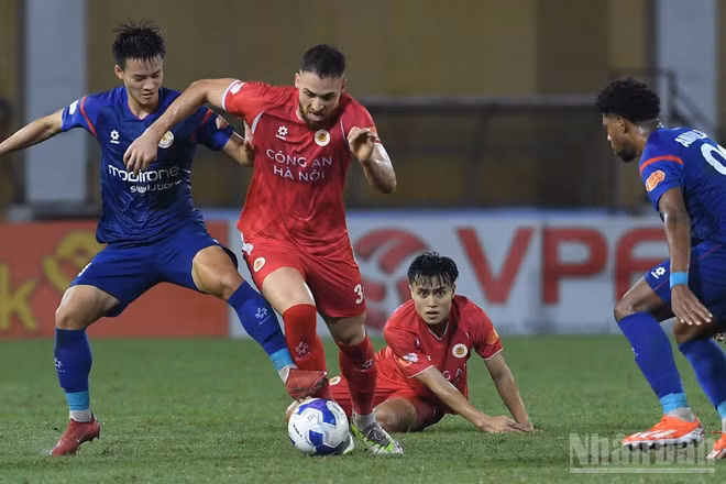 Với chiến thắng trước PVF-Công an nhân dân, Công an Hà Nội bám sát ngôi đầu của Ninh Bình. (Ảnh: TRẦN HẢI)