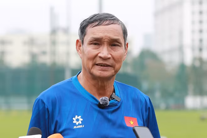 Huấn luyện viên Mai Đức Chung trả lời phỏng vấn tại buổi tập ngày 26/2. (Ảnh: VFF)