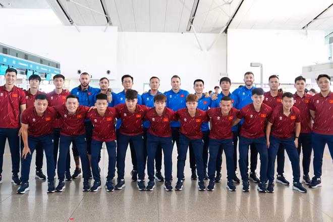 Ban huấn luyện cùng các tuyển thủ futsal Việt Nam trước giờ khởi hành. 
