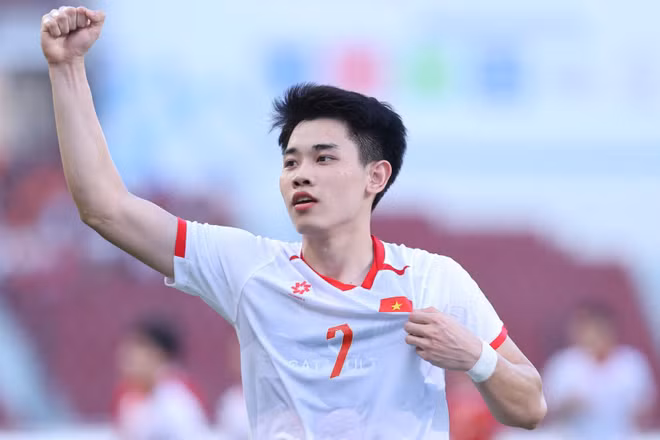 Đình Bắc lập cú đúp mang về chiến thắng cho U22 Việt Nam. (Ảnh: MINH DÂN)