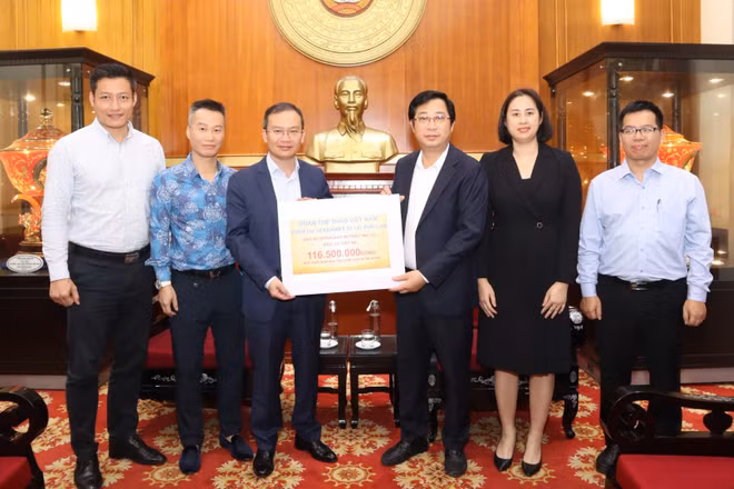 Đại diện Ủy ban Trung ương Mặt trận Tổ quốc Việt Nam tiếp nhận ủng hộ từ Đoàn Thể thao Việt Nam. 