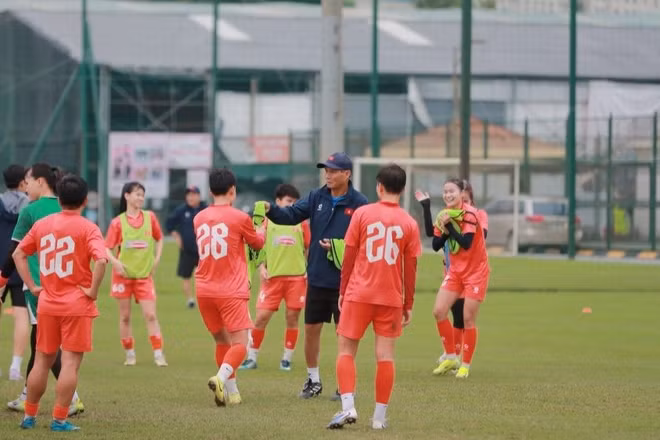 Huấn luyện viên Mai Đức Chung cùng các tuyển thủ chuẩn bị cho giải đấu quan trọng trong năm 2026. (Ảnh: VFF)