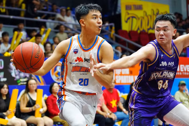 Hanoi Buffaloes thi đấu bứt phá để vươn lên dẫn trước 2-0 tại vòng chung kết VBA 2025. (Ảnh: VBA)