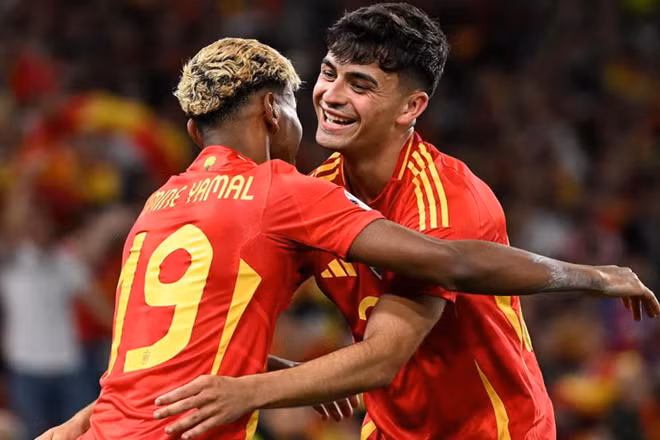 Pedri ăn mừng bàn thắng cùng Lamine Yamal. (Ảnh: UEFA)