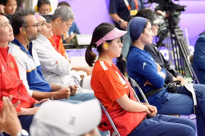 Xạ thủ Trịnh Thu Vinh lặng người khi dừng bước ở Top 4. (Ảnh: Thuỳ Linh - 28News tại Nhật Bản)