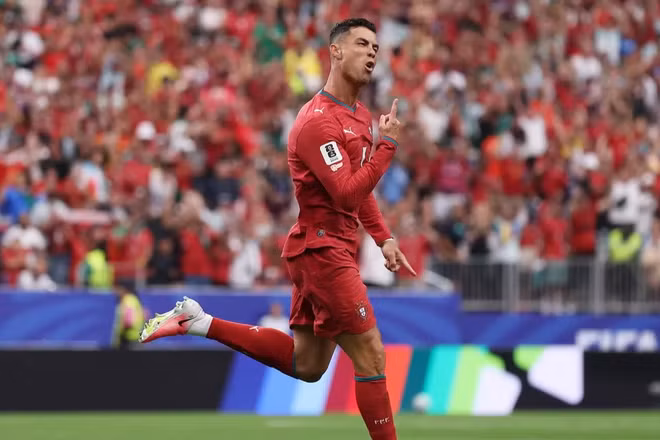 Cú đúp của Cristiano Ronaldo góp phần giúp Bồ Đào Nha giành chiến thắng đậm trước Uzbekistan, qua đó vươn lên dẫn đầu bảng K. (Ảnh: FIFA)