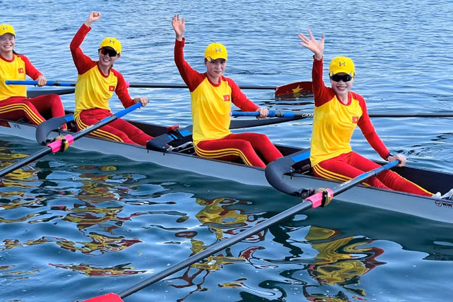 Bộ tứ Dư Thị Bông, Lê Thị Hiền, Phạm Thị Ngọc Anh và Hà Thị Vui giành Huy chương Đồng thuyền bốn nữ một mái chèo môn rowing. (Ảnh: Bùi Lượng)