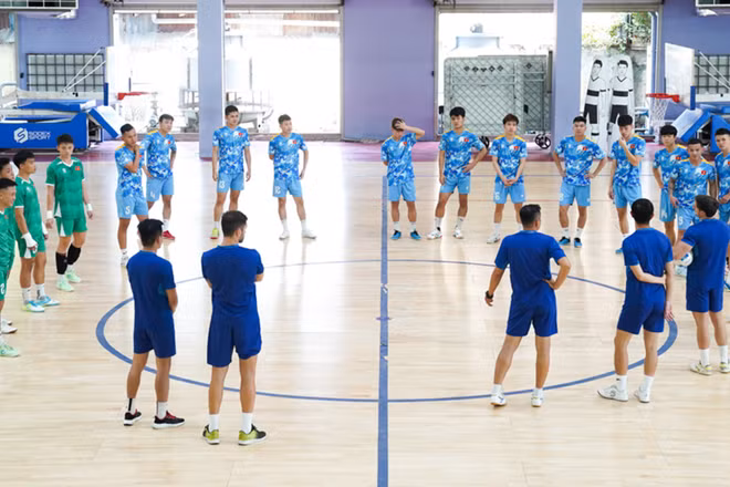 Ban huấn luyện đội tuyển futsal Việt Nam trao đổi cùng các tuyển thủ trước buổi tập. (Ảnh: VFF)