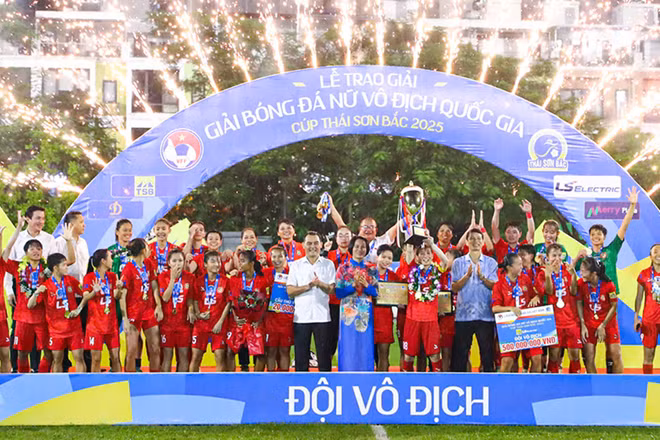 Các cô gái Thành phố Hồ Chí Minh I ăn mừng cùng chiếc cúp vô địch. (Ảnh: VFF)