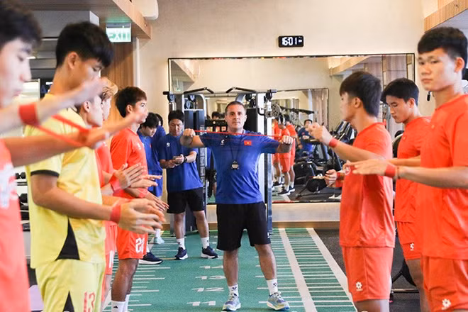 Các thành viên U23 Việt Nam tập luyện dưới sự hướng dẫn của chuyên gia thể lực Cedric Roger. (Ảnh: VFF)