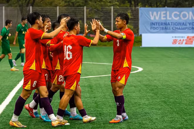 Các cầu thủ U18 Việt Nam ăn mừng "cơn mưa" bàn thắng. (Ảnh: VFF)
