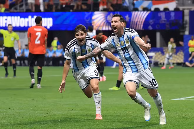 Lionel Messi ăn mừng bàn thắng gỡ hòa cho Argentina. (Ảnh: FIFA)