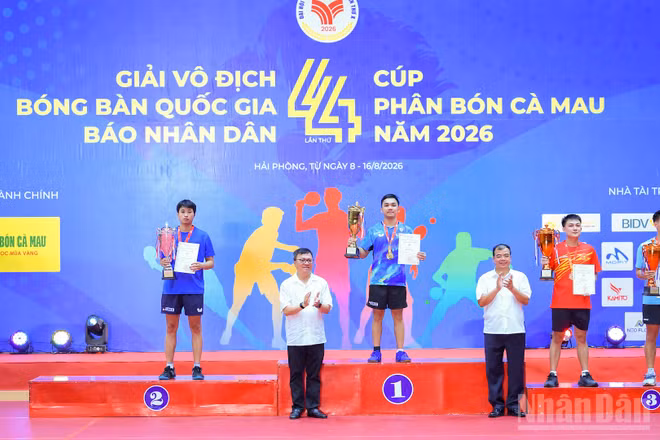 Đại diện Ban tổ chức trao cúp vô địch, hạng Nhì và hạng Ba cho các vận động viên ở nội dung đơn nam. (Ảnh: THẾ ĐẠI)