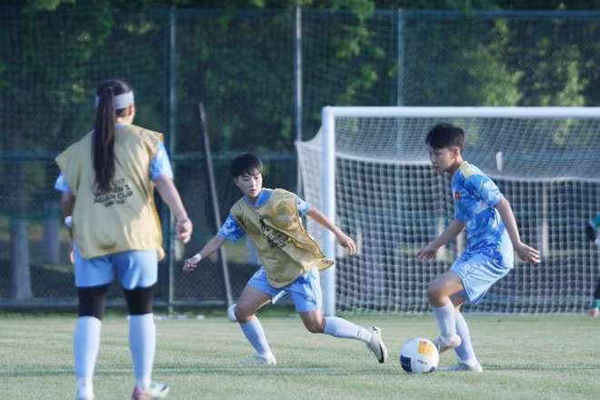 Các tuyển thủ U17 nữ Việt Nam nỗ lực trong buổi tập trước trận gặp U17 nữ Myanmar. (Ảnh: VFF)