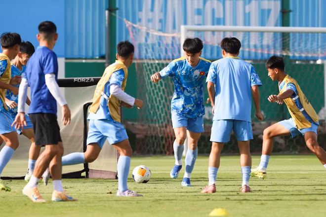 Các tuyển thủ U17 Việt Nam nỗ lực tập luyện trước khi bước vào trận ra quân. (Ảnh: VFF)