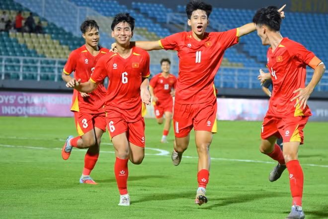 Các cầu thủ U17 Việt Nam ăn mừng bàn thắng trong trận chung kết gặp U17 Malaysia. 