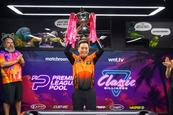 Dương Quốc Hoàng cùng chiếc cúp vô địch Premier League Pool 2026. (Ảnh: Matchroom)