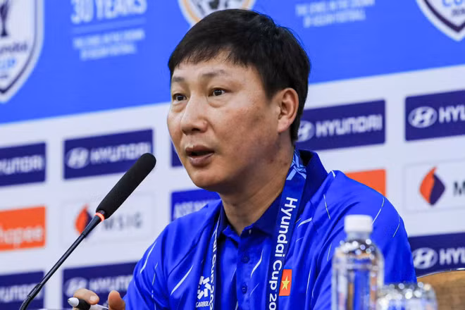 Huấn luyện viên Kim Sang Sik tại buổi họp báo. (Ảnh: VFF)
