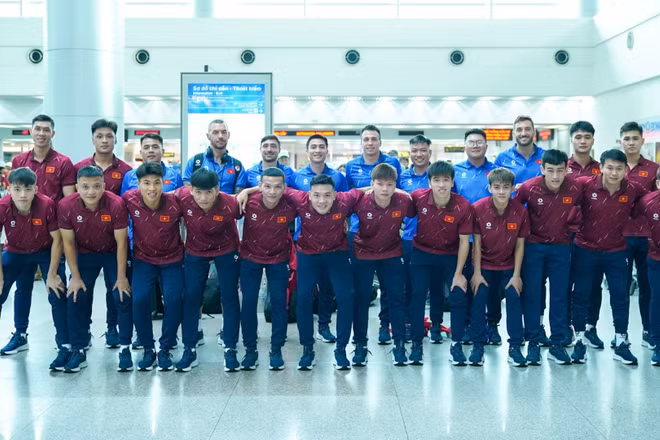 Ban huấn luyện cùng các tuyển thủ futsal Việt Nam trước giờ lên đường. (Ảnh: VFF)