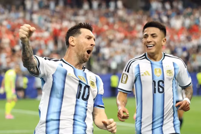 Messi ghi cú đúp vào lưới đội tuyển Áo. (Ảnh: FIFA)