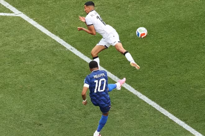 Mbappe bám sát Messi trong cuộc đua Vua phá lưới World Cup. (Ảnh: FIFA)