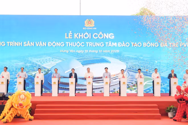 Tổng Bí thư Tô Lâm và các đại biểu thực hiện nghi thức khởi công công trình. (Ảnh: BTC)