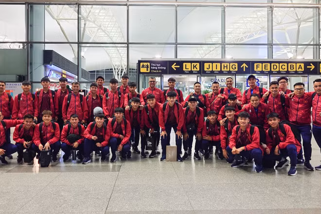 Ban huấn luyện cùng các tuyển thủ U17 Việt Nam tại sân bay Nội Bài trước giờ khởi hành. 
