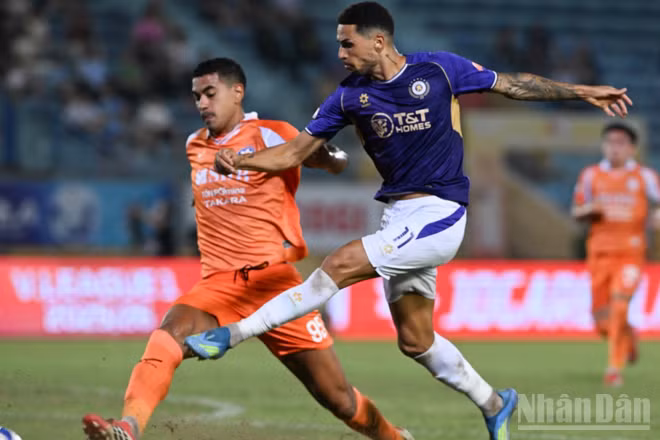 Cầu thủ Hà Nội FC thi đấu trên sân. (Ảnh: TRẦN HẢI)