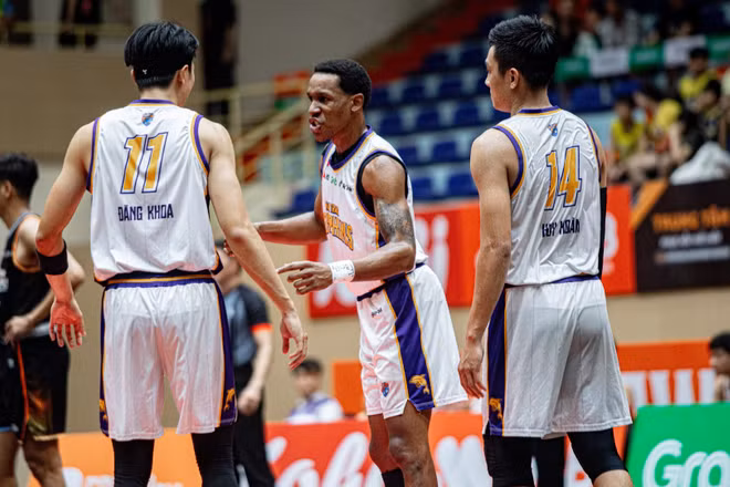 Cleveland Jackson dẫn dắt Nha Trang Dolphins giành chiến thắng quan trọng. (Ảnh: VBA)