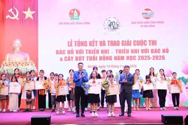 Ban tổ chức trao giải thưởng cho các bạn thiếu nhi.