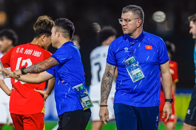 Huấn luyện viên Cristiano Roland dõi theo các tuyển thủ U17 Việt Nam trong trận gặp U17 UAE. (Ảnh: VFF)