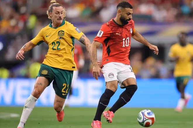 Mohamed Salah cạnh tranh với tuyển thủ Australia. (Ảnh: FIFA)