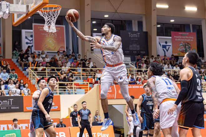 AJ Bramah tiếp tục là chủ lực số một của Hanoi Buffaloes.