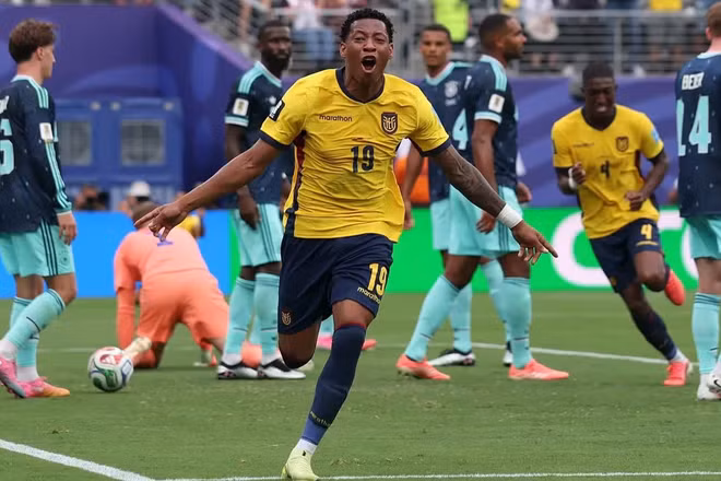 Gonzalo Plata ăn mừng bàn thắng thứ hai vào lưới của thủ thành Neuer. (Ảnh: FIFA)