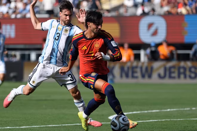 Ferran Torres đi bóng trước cầu thủ Argentina trong trận chung kết World Cup 2026. (Ảnh: THX/TTXVN)