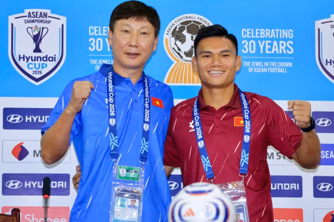 Huấn luyện viên Kim Sang Sik và hậu vệ Phạm Xuân Mạnh góp mặt tại buổi họp báo. (Ảnh: VFF)