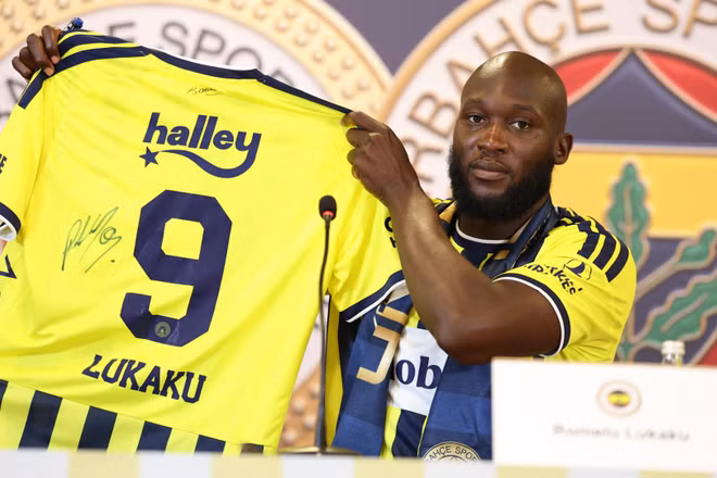 Romelu Lukaku và chiếc áo thi đấu mới của anh. (Ảnh: Fenerbahce)
