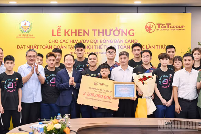 Đội bóng bàn Công an nhân dân được khen thưởng sau thành tích nhất toàn đoàn. 