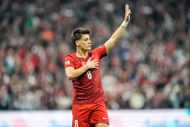 Tuyển thủ Arda Guler trong màu áo đội tuyển Thổ Nhĩ Kỳ. (Ảnh: FIFA)