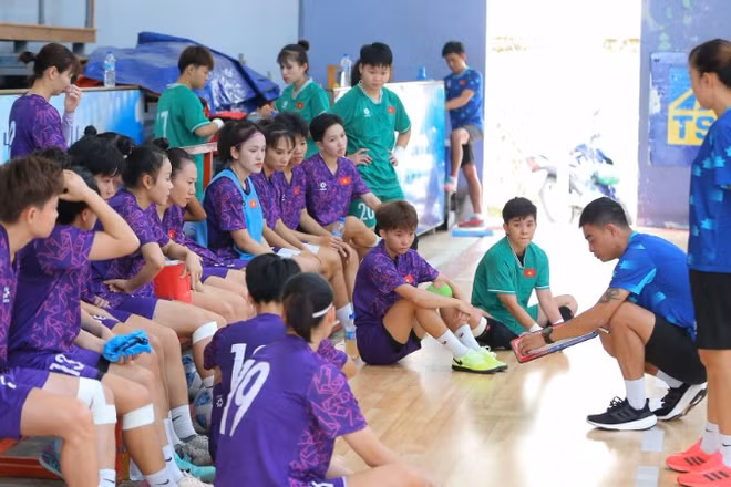 Huấn luyện viên Nguyễn Đình Hoàng dặn dò các học trò trong một buổi tập. (Ảnh: VFF)