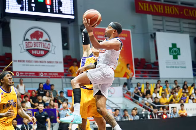 Ariyon Williams đột phá ghi điểm cho Hanoi Buffaloes. 