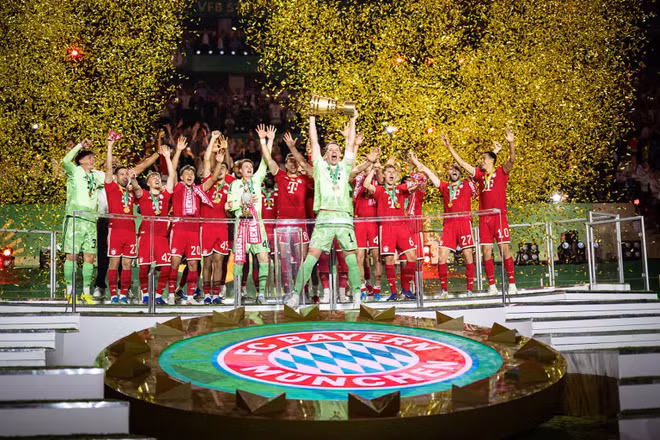 Các cầu thủ Bayern Munich ăn mừng cùng Cúp quốc gia Đức. (Ảnh: Fcbayern)