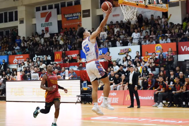Trần Phi Hoàng Long góp công lớn vào cuộc lội ngược dòng của Hanoi Buffaloes trước Saigon Heat. (Ảnh: VBA)