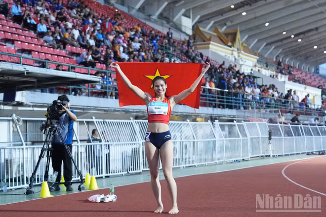 Nguyễn Thị Ngọc mang về tấm Huy chương Vàng quý giá ở môn điền kinh, nội dung 400m nữ. (Ảnh: HOÀNG MINH)