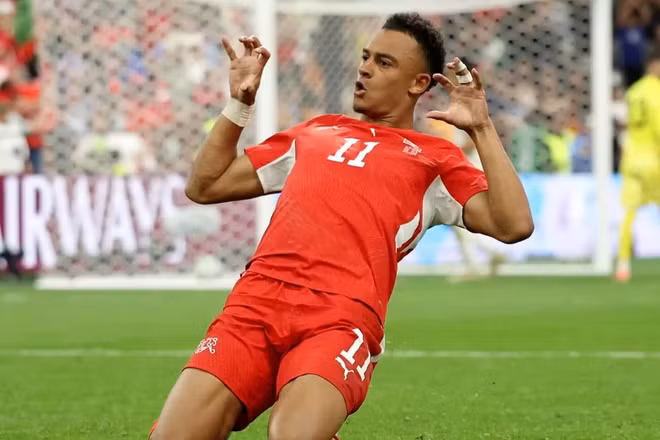 Dan Ndoye gia tăng cách biệt lên 2-0 cho đội tuyển Thụy Sĩ. (Ảnh: FIFA)