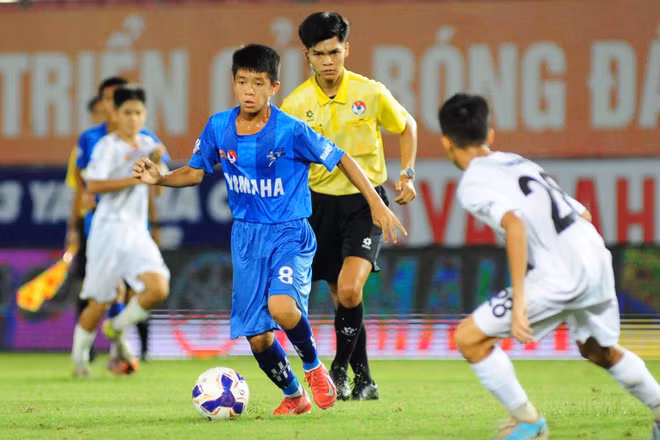 Các cầu thủ thiếu niên bước vào tranh tài Vòng chung kết. 