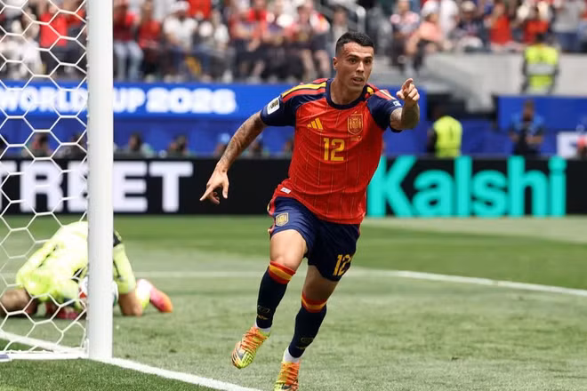 Pedro Porro ăn mừng với bàn thắng đầu tiên cho đội tuyển Tây Ban Nha. (Ảnh: FIFA)