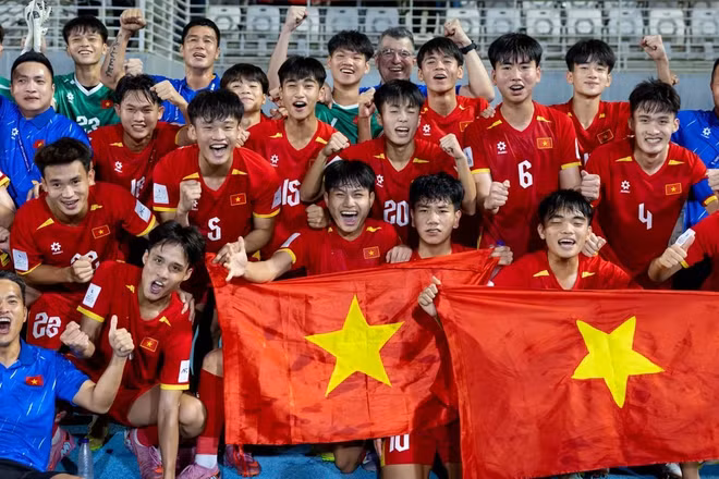 Ban huấn luyện cùng các tuyển thủ U17 Việt Nam ăn mừng với tấm vé tham dự tham dự FIFA U17 World Cup Qatar 2026. (Ảnh: VFF)