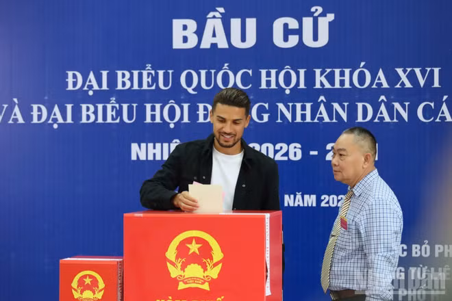 Cầu thủ nhập tịch Đỗ Hoàng Hên tham gia bỏ phiếu. (Ảnh: VIẾT ANH)