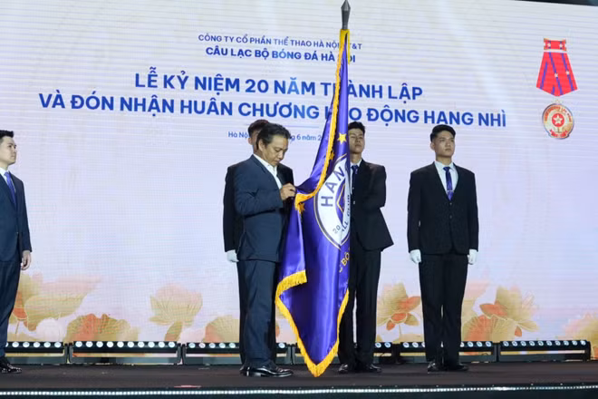 Thứ trưởng Văn hóa, Thể thao và Du lịch Hoàng Đạo Cương trao Huân chương Lao động hạng Nhì cho câu lạc bộ bóng đá Hà Nội.